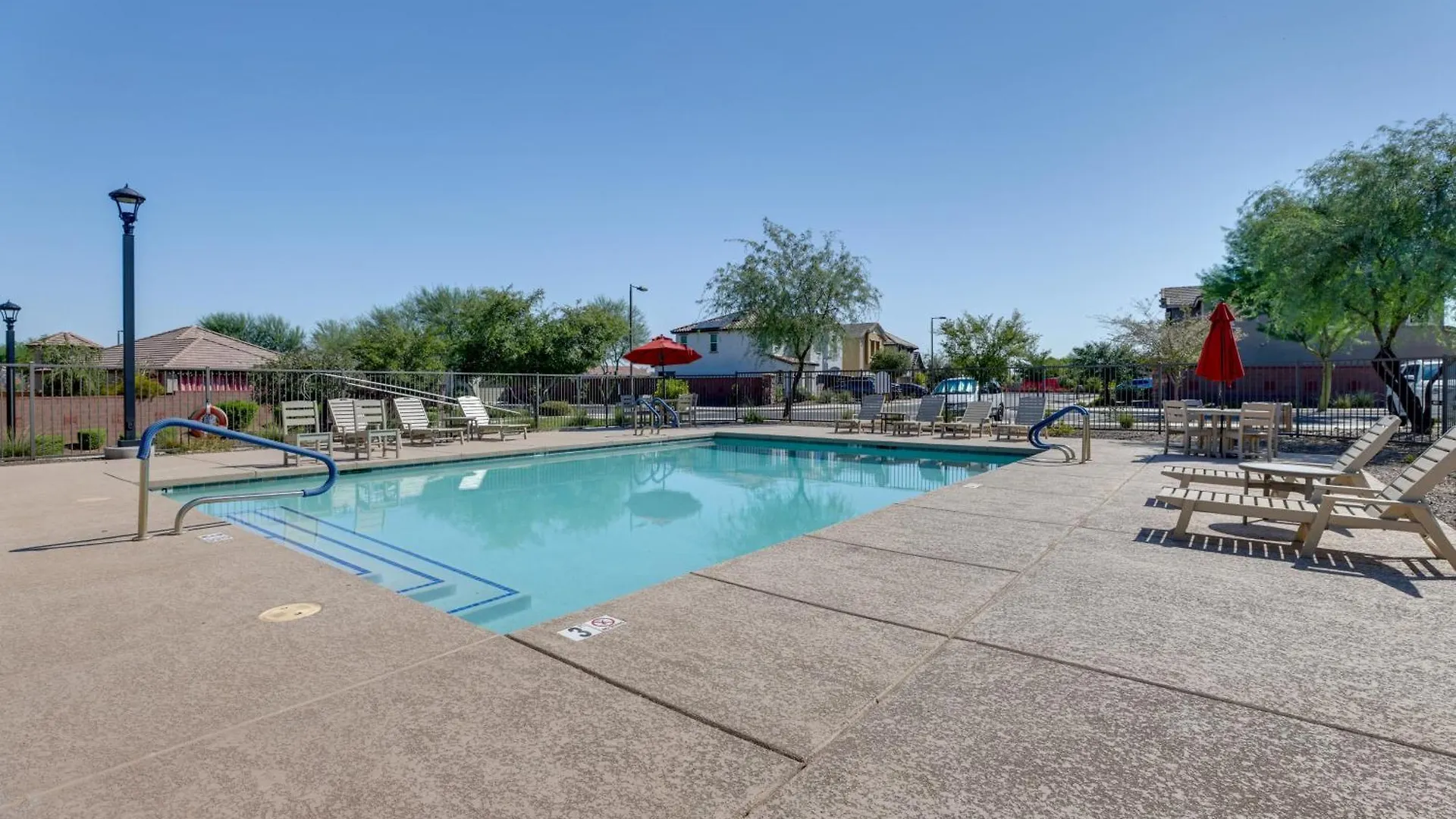 Phoenix Home With Ev Charger And Pool Access!